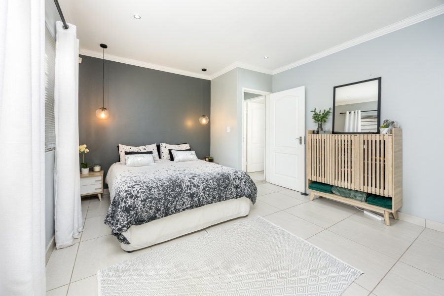 4 Bedroom Property for Sale in Uitzicht Western Cape